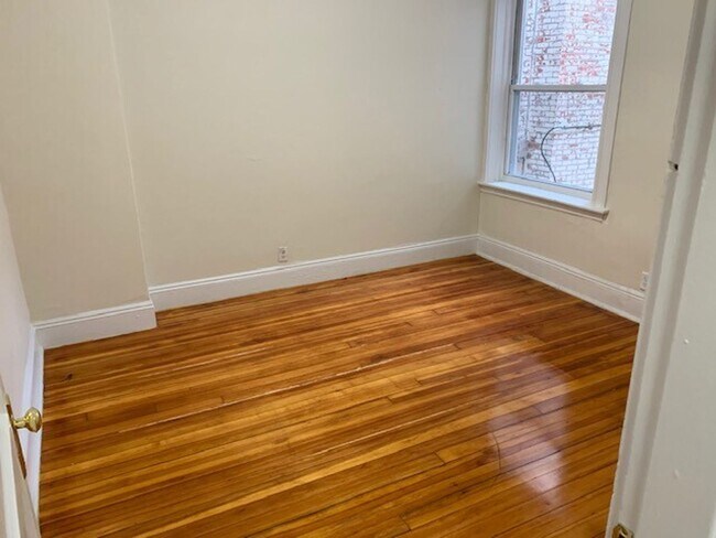 Building Photo - 3BR or 4BR near B/C trains, Wash Sq, heat ...