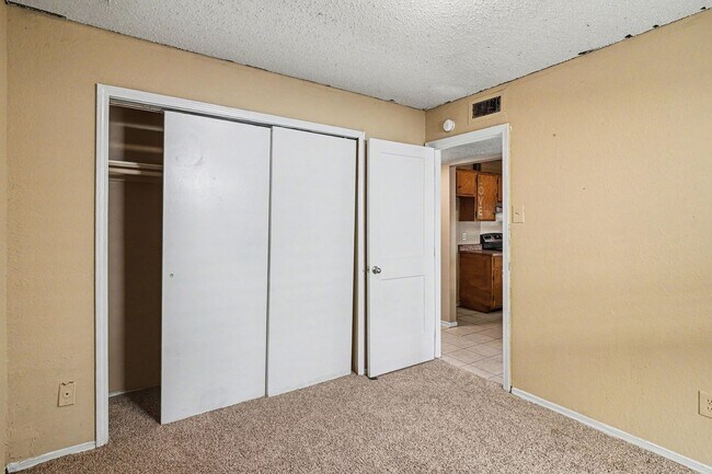 Building Photo - Charming 3-1-1 in S Dallas