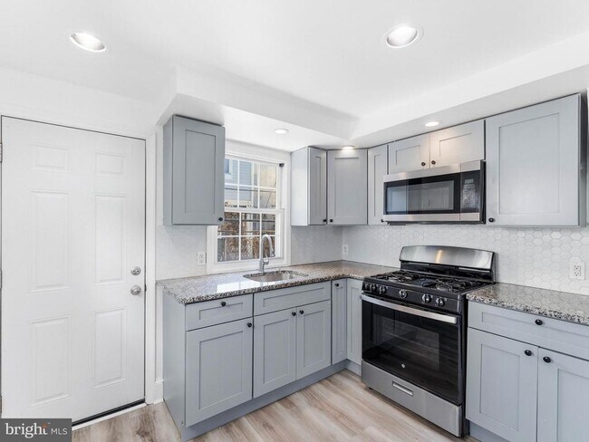 Building Photo - 1831 E Clementine St