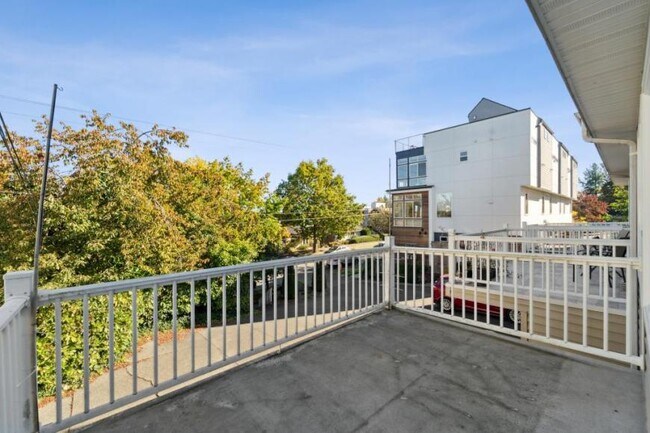 Building Photo - 3 bedroom in Seattle WA 98103