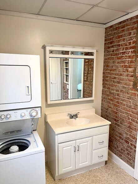 Building Photo - 151 Chestnut St