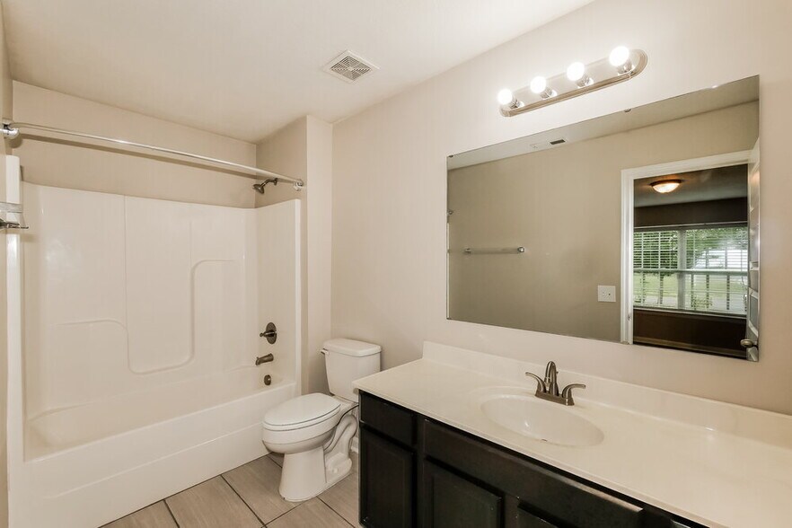 Building Photo - 4062 Magnolia Dr