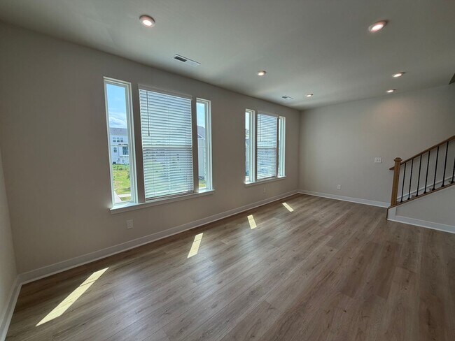 Building Photo - 921 Portrush Ln