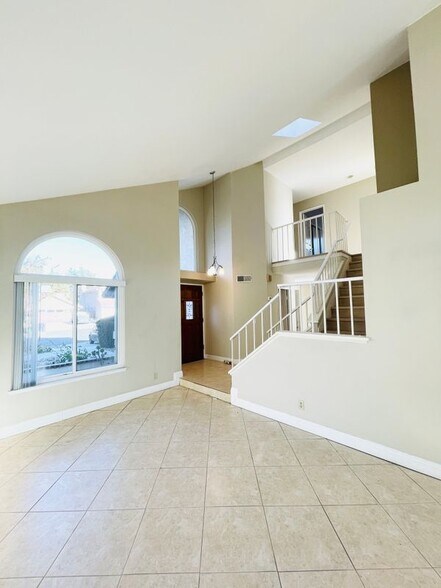 Building Photo - 440 Yellowstone Cir