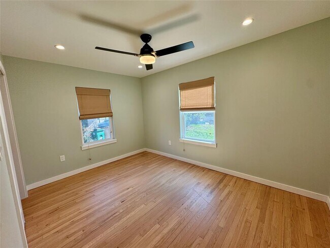 Building Photo - 1304 Hillcrest Dr