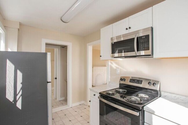 Building Photo - LOCATION! 1/1 Bed Bath Downtown!