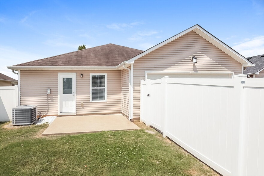 Building Photo - 3618 Blaze Dr