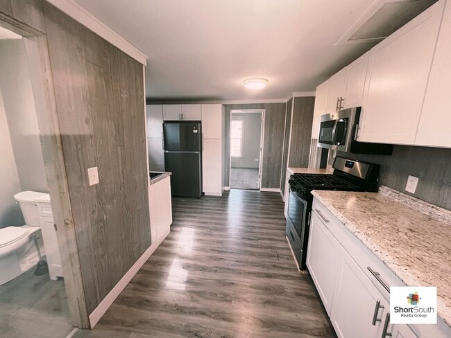 Building Photo - Updated 4 Bed 1 Bath Townhouse