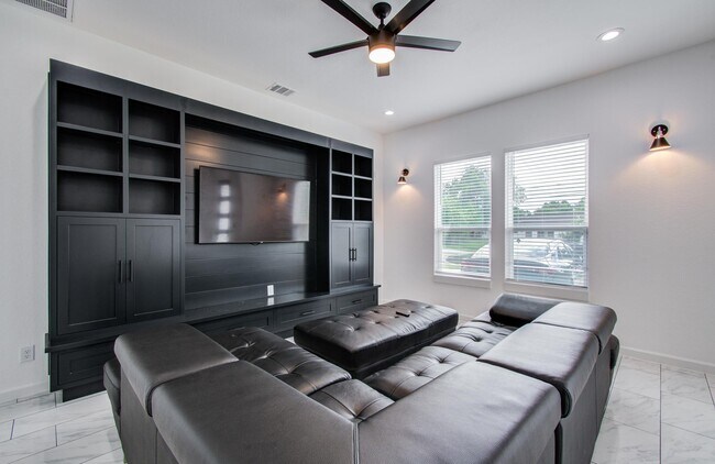 Building Photo - 5905 Crest Ct