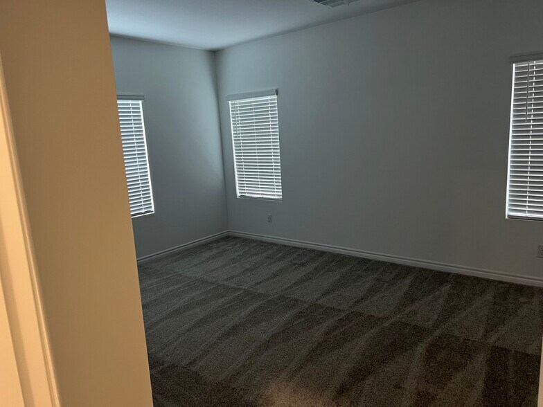 Building Photo - 600 N Carriage Hill Dr