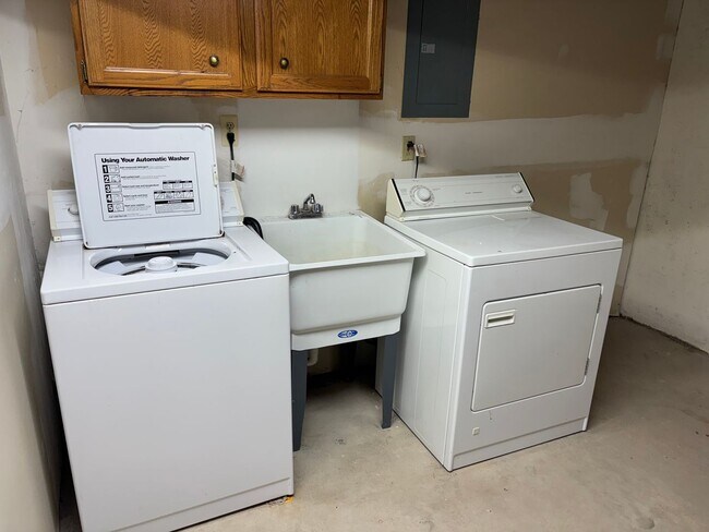 Building Photo - 1399 Suncrest Dr NE