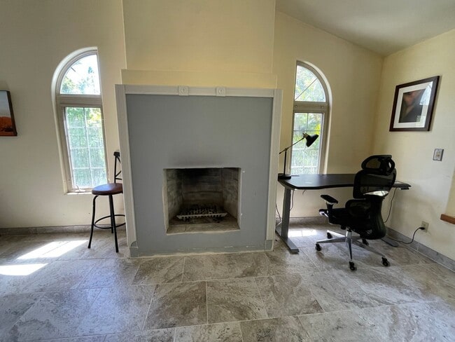 Building Photo - Spacious 4-Bedroom Retreat in Haiku with S...
