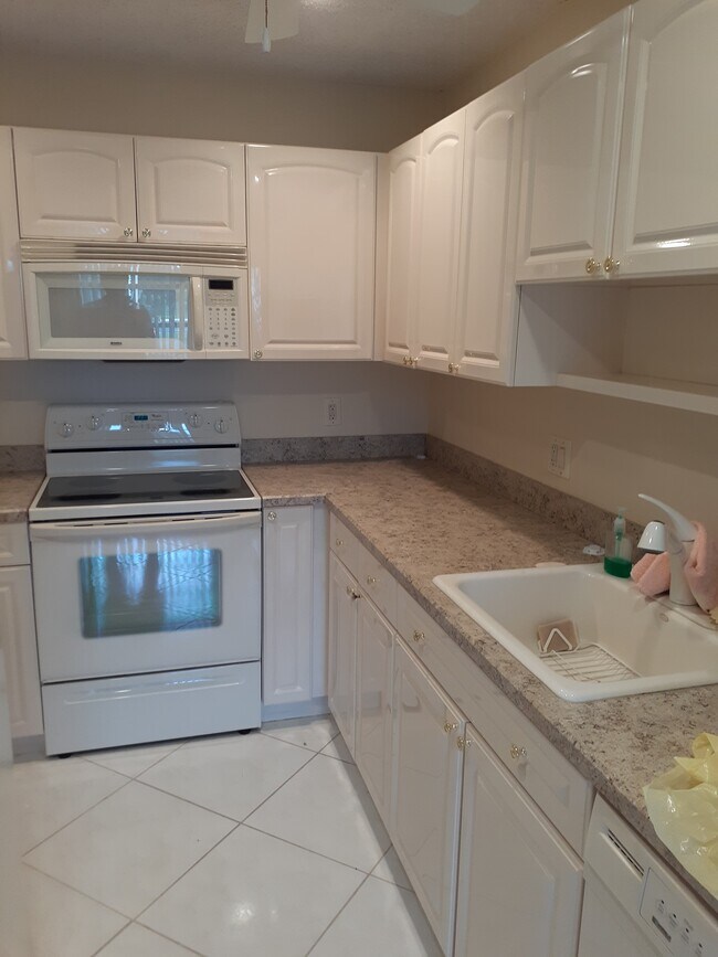 Building Photo - 1111 Boxwood Dr