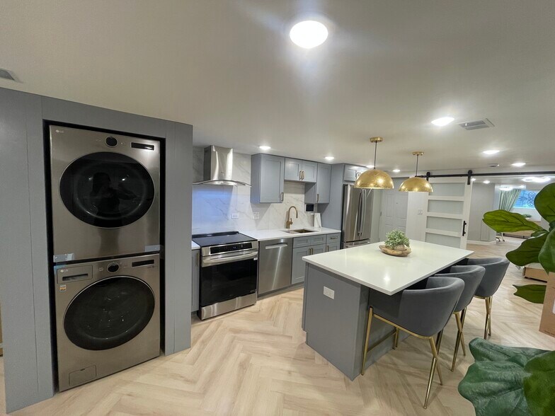 Full size kitchen appliances - 656 E 50th Pl