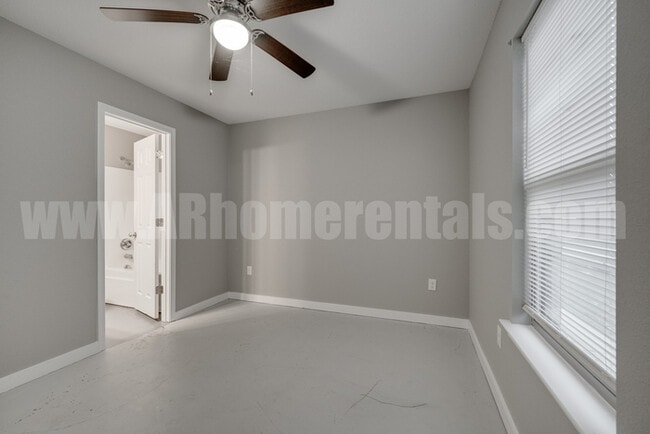 Building Photo - 707 Robins St