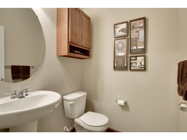 Building Photo - Pristine Woodbury 3 Bedroom Townhouse - Cl...