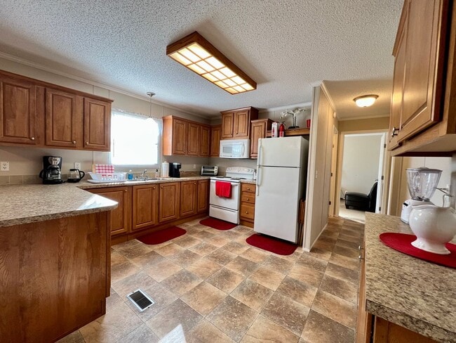 Building Photo - Fully Furnished and Utilities Included!
