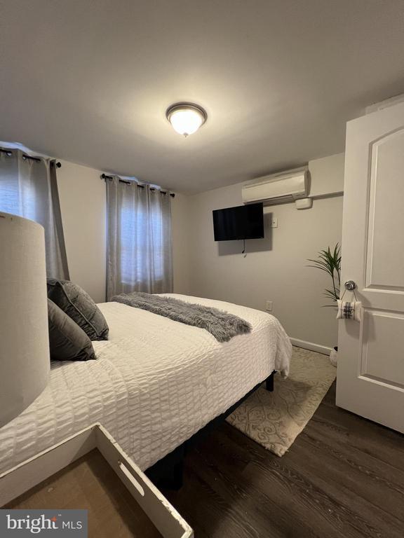 Building Photo - 324 S Castle St