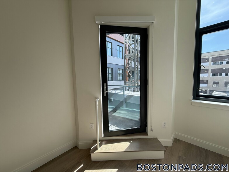 Building Photo - 1079 Commonwealth Ave