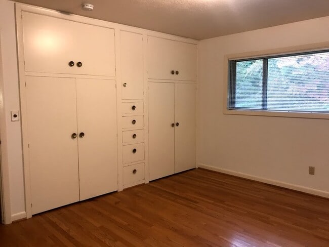 Building Photo - SW PDX Spacious Mid-Century Home Located i...