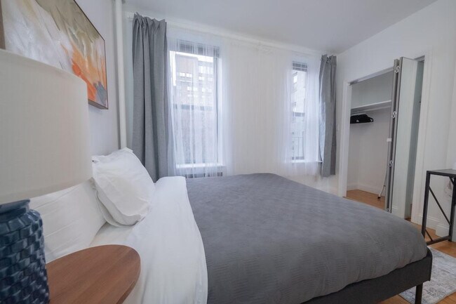 Building Photo - 302 E 104th St