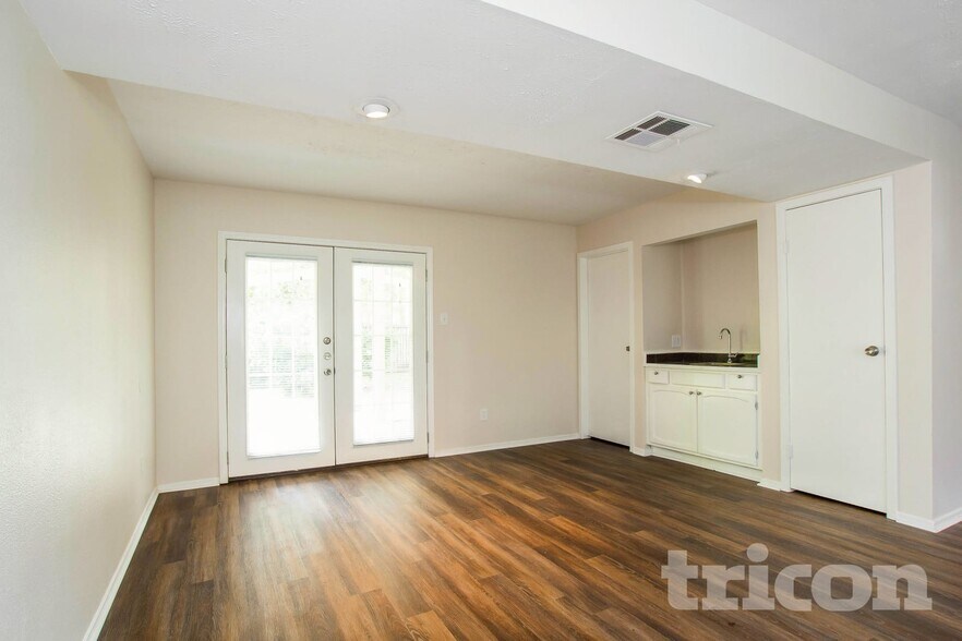 Building Photo - 8610 Pine Shores Dr