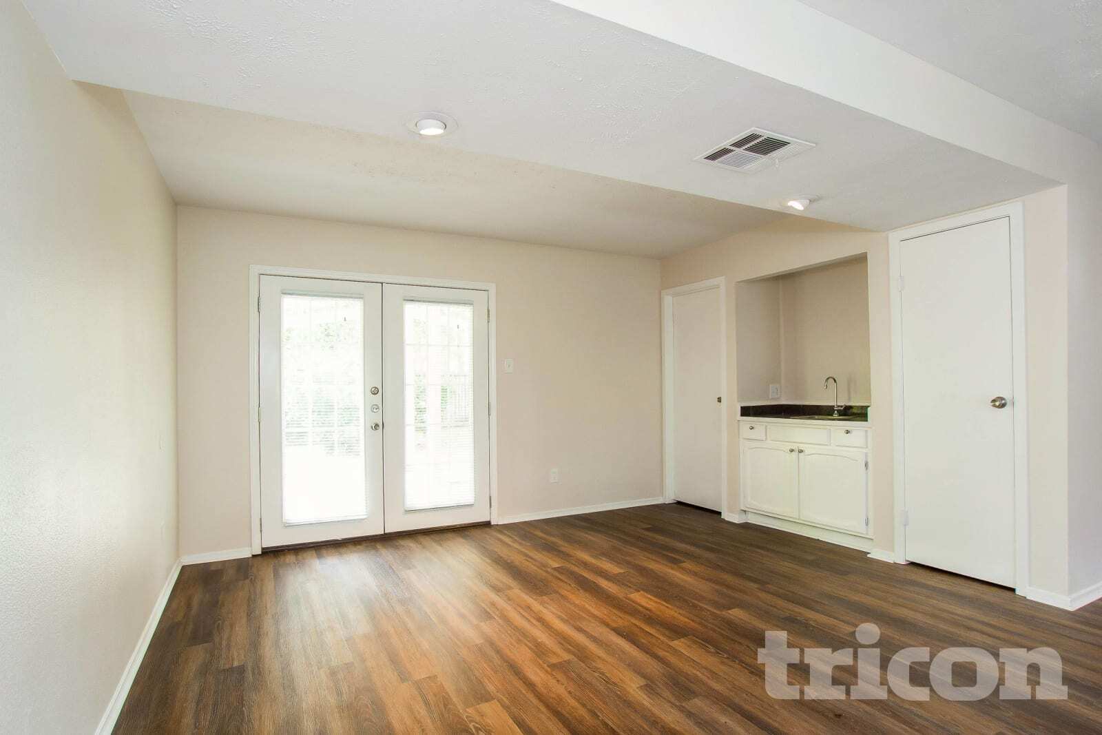 Building Photo - 8610 Pine Shores Dr