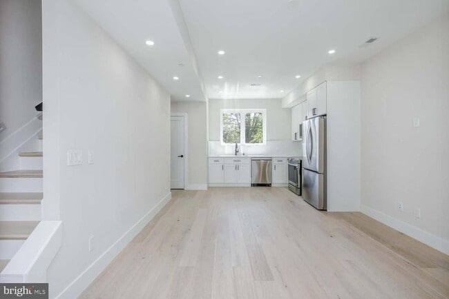 Building Photo - 722 Kenyon St NW