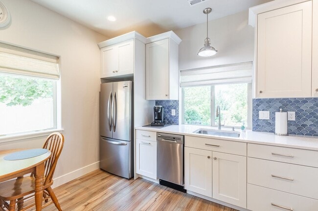 Building Photo - Charming Fully Furnished 1 Bedroom, 1 Bath...