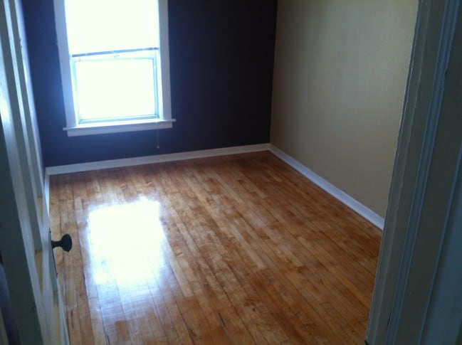 Building Photo - 926 E 8th St