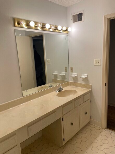 Building Photo - 2184 Wilderness Cv