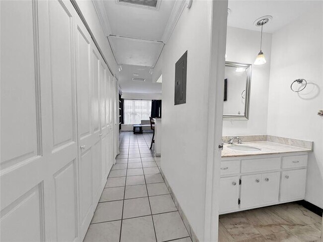 Building Photo - 405 N Ocean Blvd