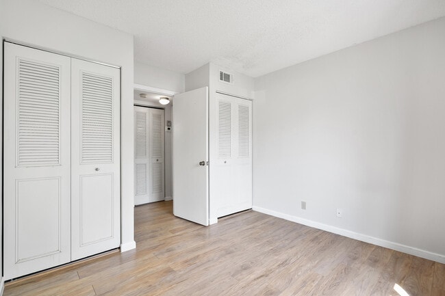 Building Photo - 1605 SW Silver Pine Way