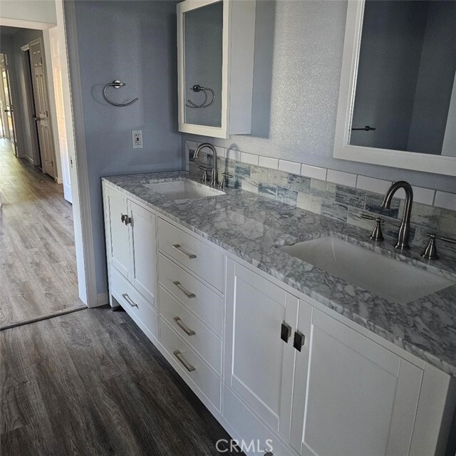 Building Photo - 746 River Dr