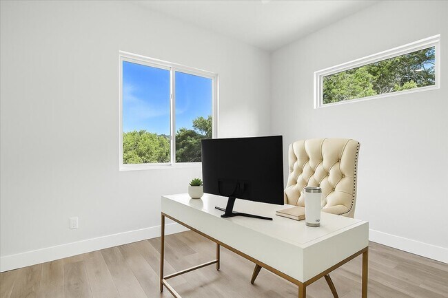 Building Photo - 512 Cowal Dr S