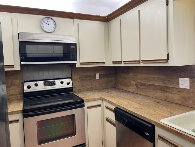 Building Photo - 12568 Shoreline Dr