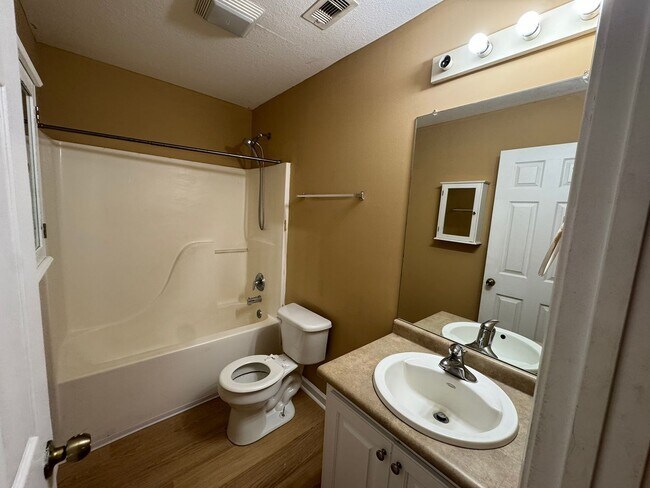 Building Photo - 605 Lancelot Ct