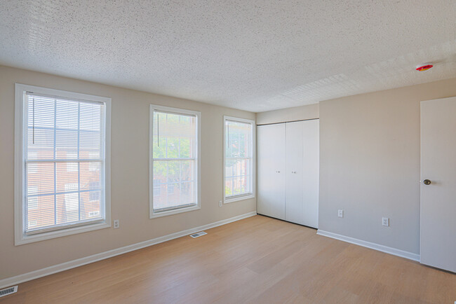 Building Photo - Beautiful 3 Bedroom Home with 2.5 Bathrooms