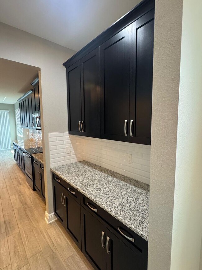 Building Photo - Spacious 5-Bedroom Riverview Home