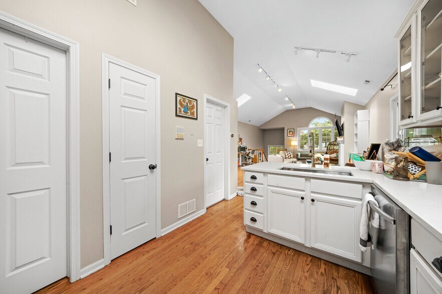 Building Photo - 1028 N Wolcott Ave