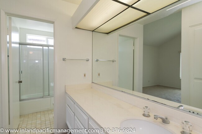 Building Photo - Private Rear Corner Townhome with Patio an...