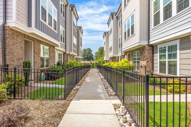 Building Photo - 3213 Zenith Ln