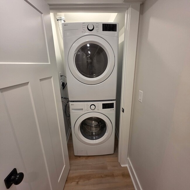 Building Photo - 843 Main St