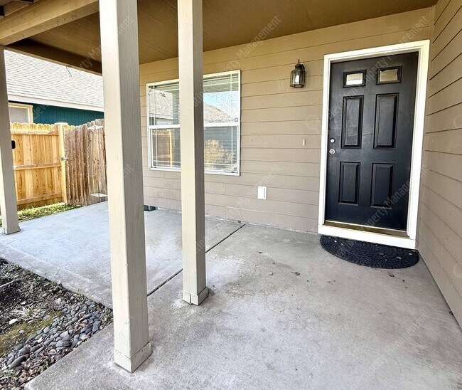 Building Photo - Updated 3 BR/2.5  BA with new flooring and paint!