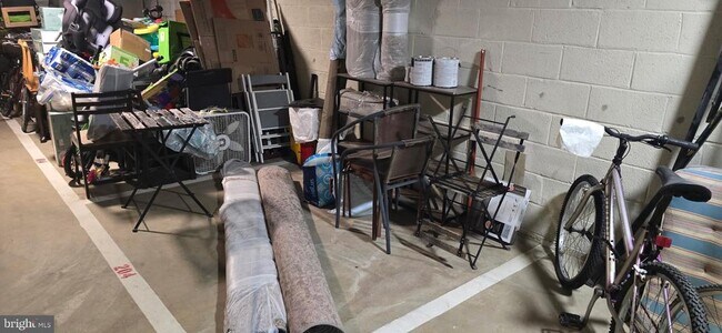 Building Photo - 10637 Montrose Ave