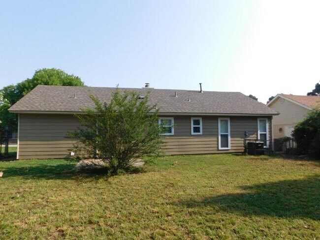 Building Photo - 3367 Kenie Ave