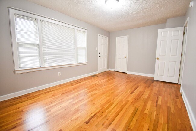 Building Photo - 3 Bedroom 1.5 Bathroom- no pets