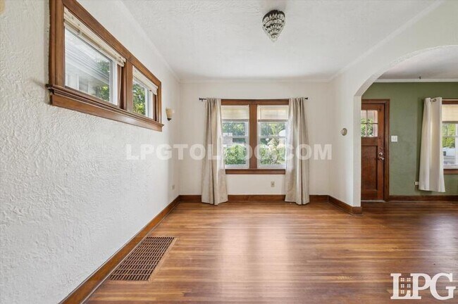 Building Photo - 2029 Berdan Ave