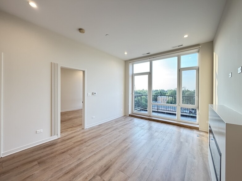 Building Photo - 3207 N Narragansett Ave