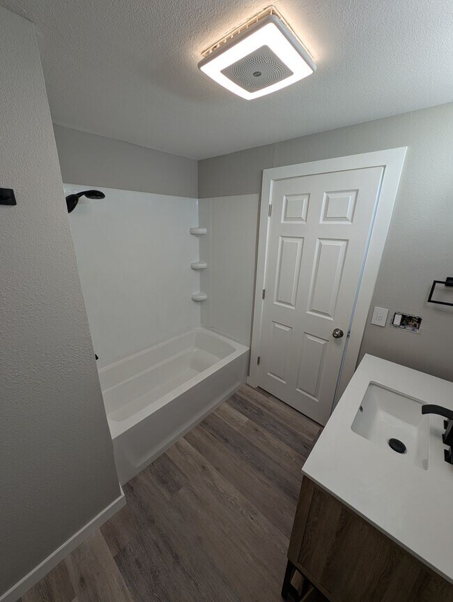 Building Photo - Large, Remodeled 2 Bedroom Duplex Unit on ...